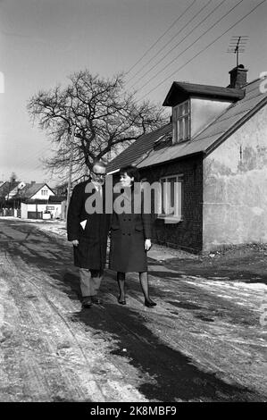 Nykøbing, Dänemark März 1965 - Autor Aksel Sandemose über alte Handlungen in seinem Geburtsort von Nykøbing, oder "Jante", wie er es in seinen Romanen nennt. Hier ist er mit seiner Frau Hanne Sandemose. Foto: Aage Storløkken / Aktuell / NTB Stockfoto