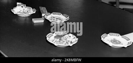 Oslo 19501024. Vier Tage lang erlebten die beiden wichtigsten Organisationen, die Nationale Organisation in Norwegen und der norwegische Arbeitgeberverband, spannende Verhandlungen über eine Entschädigung für die Preiserhöhung. Die Parteien trafen sich zu Gesprächen auf dem Gelände des nationalen Maklers. Voller Aschenbecher im Tagungsraum. Foto: Sverre A. Børretzen / Arne Kjus / Current Stockfoto