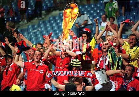Marseille, Frankreich 19980623. Norwegische Fans jubeln in den Tribünen, nachdem Norwegen während der Fußball-Weltmeisterschaft in Frankreich in Brasilien 2-1 beim Weltcup-Spiel im Velodrome-Stadion in Marseille geschlagen hatte. Foto: Erik Johansen / Scanfoto / NTB Stockfoto