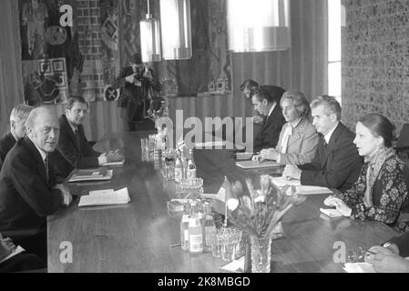 Oslo 19801114. Der rumänische Präsident Nicolae Ceausescu und Frau Elena zu einem offiziellen Besuch in Norwegen. Präsident Ceausescu hatte politische Gespräche mit Premierminister Odvar Nordli. T.v. Premierminister Odvar Nordli und Johan Jørgen Holst. Nr. 2 des Präsidenten Ceausescu und der stellvertretenden Premierministerin Elena Ceausescu während des Treffens, bei dem sie bilaterale Abkommen vereinbart haben. Foto: Knut Olds / Erik Thorberg NTB / NTB Stockfoto