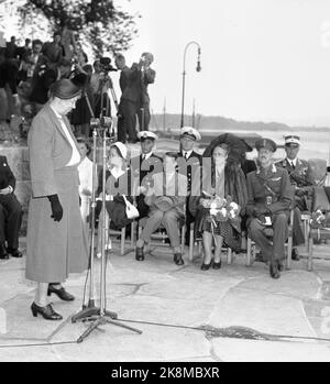 Oslo 19500607. Eleanor Roosevelt ist in Oslo, um die Statue ihres Mannes Frankelin D. Roosevelt in der Festung Akershus zu enthüllen. Hier hält Eleanor Roosevelt Rede während der Enthüllung. Die im Hintergrund anwesende königliche Familie (f.h.) König Haakon, Kronprinzessin Märtha, Prinz Harald, Prinzessin Ragnhild und Prinzessin Arid. Kronprinzessin Märtha in Pelzjacke und großem Hut. Foto: Arne Kjus Current / NTB Stockfoto