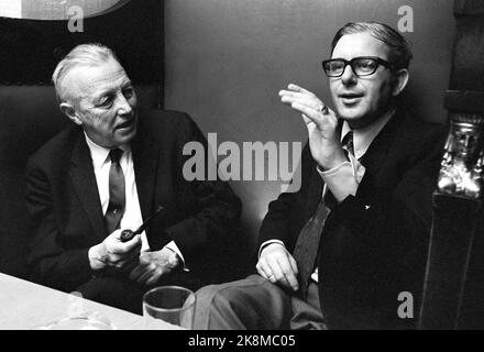 Oslo Juni 1971: Der Tostrup Keller ist Norwegens politischer Ententeich. Politiker und Pressevertreter in schöner Gesellschaft. Hier sitzt Jon Leirfall mit Herbjørn Sørebø zusammen. Foto: Aage Storløkken / Aktuell / NTB Stockfoto