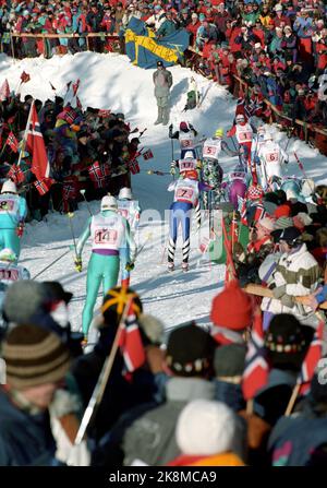 Lillehammer 19940222 Olympische Winterspiele in Lillehammer 4x10 km Gentlemen. Hier von der ersten Stufe. Die Herrenstaffel war die größte Anziehung der Olympischen Spiele und das Publikum strömte ein. Viele Menschen schliefen in einem Zelt und die Stimmung war gut. Norwegische Flagge. Italien gewann, Norwegen belegte den zweiten Platz und Finnland den dritten Platz. Das norwegische Team bestand aus: Sture Sivertsen, 1. Etappe, Vegard Ulvang, 2. Etappe, Thomas Alsgaard, 3. Etappe und Bjørn Dæhlie letzte Etappe. Foto: Aleksander Nordahl / NTB Stockfoto