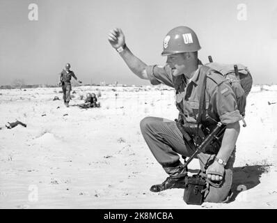 Ägypten 195702. Von 1957 bis 1967 wurden UN-Truppen auf dem Sinai eingesetzt, nachdem Israel den Sinai besetzt hatte (die Besatzung dauerte bis 1957). --- UN-Soldaten auf der Sinai-Halbinsel im Jahr 1957- un-Einsatztruppe auf der sinai-Halbinsel. Internationale UN-Truppen folgten dem israelischen Rückzug, und UN-Truppen wurden in der Sinai-Wüste eingesetzt, oft in der Nähe israelischer Stellungen. Bild: Bohrmaschine von 1. Bombenanschlägen aus KP. A. Huitfeldt. Die Ruinen sind Überreste ägyptischer Militäreinrichtungen, die die israelischen Streitkräfte vor dem Rückzug in die Stadt sprengten. Foto: Sverre A. Børretzen / Aktuell / NTB Stockfoto