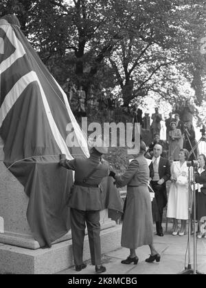 Oslo 19500607. Eleanor Roosevelt ist in Oslo, um die Statue ihres Mannes Frankelin D. Roosevelt in der Festung Akershus zu enthüllen. Hier sehen wir Eleanor Roosevlt während der Enthüllung. Auch die Kronprinzenfamilie war anwesend. Foto: NTB / NTB Stockfoto