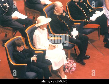 Oslo 19800607. Die Feier des 75.. Jahrestages der Entschließung der Union. Drei Generationen der königlichen Familie waren während der Feier anwesend. Prinz Haakon Magnus (6) war bei seiner ersten Reprenz und zum ersten Mal im Storting. Hier (v.v.) mit ihrer Mutter Kronprinzessin Sonja in weißem Kleid und Hut und König Olav. Prinz Haakon Magnus schaut auf die Uhr. Foto: Erik Thorberg NTB / NTB Stockfoto