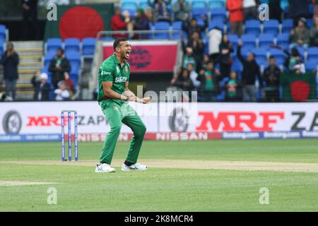 Hobart, Australien. 24. Oktober 2022. Der bangladeschische Cricket-Spieler Taskin Ahmed feiert während des T20 World Cup Cricket-Spiels zwischen den Niederlanden und Bangladesch in der Blundstone Arena. Bangladesch gewann 9 Runs Credit: SOPA Images Limited/Alamy Live News Stockfoto