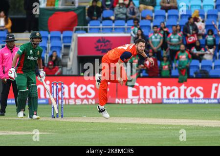 Hobart, Australien. 24. Oktober 2022. Der niederländische Cricket-Spieler Paul van Meekeren in der Blundstone Arena während des Cricket-Weltcup-Spiels T20 zwischen den Niederlanden und Bangladesch in Aktion. Bangladesch gewann 9 Runs Credit: SOPA Images Limited/Alamy Live News Stockfoto