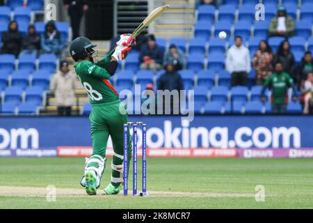 Hobart, Australien. 24. Oktober 2022. Bangladesh Cricket-Spieler Afif Hossain Dhrubo in Aktion während der Weltmeisterschaft T20 Cricket-Spiel zwischen den Niederlanden und Bangladesch in der Blundstone Arena. Bangladesch gewann 9 Runs Credit: SOPA Images Limited/Alamy Live News Stockfoto