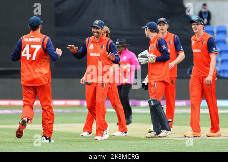 Hobart, Australien. 24. Oktober 2022. Niederländische Cricket-Spieler feiern das Wicket-Spiel der Weltmeisterschaft T20 zwischen den Niederlanden und Bangladesch in der Blundstone Arena. Bangladesch gewann 9 Runs Credit: SOPA Images Limited/Alamy Live News Stockfoto