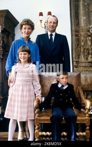 Asker 197909: Die Kronprinzenfamilie in Skaugum, September 1979. Das Kronprinzenpaar und die Kinder, die zu Hause in Skaugum fotografiert wurden. Das Bild: Kronprinzessin Sonja, Kronprinz Harald, Prinzessin Märtha Louise und Prinz Haakon Magnus versammelten sich in Skaugum. Foto: Bjørn Sigurdsøn / NTB / NTB Stockfoto