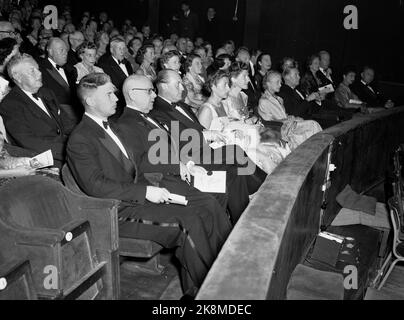 Oslo 19561004. Kronprinz Olav (Nr. 3 v. Chr.) und Prinzessin Zatsch zusammen im Neuen Theater. Foto: NTB Stockfoto