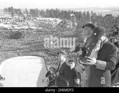 Holmenkollen, Oslo 19500318. Springen in Holmenkollbakken. Der Wind wehte das gesamte Holmenkollrennet weg, aber nach drei Stunden Verschiebung beruhigte er sich. 90.000 Zuschauer waren auf den Tribünen und in Sletta anwesend. Hier sehen wir Pressefotografen auf dem Sprunghügel, die die Ereignisse fotografieren werden. Foto: Sverre A. Børretzen / Aktuell / NTB Stockfoto