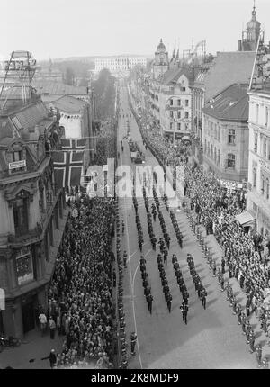 Oslo 1954-04-21 Begräbnis der Kronprinzessin Märtha. Übersichtsbild vom Karl Johans Tor mit der Trauerprozession mit der Bahre der Kronprinzessin Märtha. Flagge auf Halbstange entlang der Straße. Viele Menschen erkranken den Weg vom Schloss zur Kathedrale. Foto: NTB / NTB Stockfoto