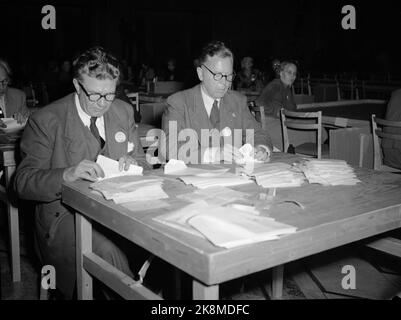 Oslo 19531012 die Parlamentswahlen 1953 waren die ersten Wahlen, nachdem die sogenannte Bauernabteilung aufgehoben wurde. Die Labour Party bekommt eine Mehrheit. Hier zählen die Stimmen im Rathaus. Männer, die Listen zählen. Foto: NTB / NTB Stockfoto