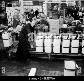 Oslo 19530314. Die Emameter in Hasle war die erste norwegische Fabrik nach dem Krieg, die mit der Herstellung der kleinen Waschmaschine „Evalet“ begann, die 1951 auf den Markt kam. Zum ersten Mal war es nicht möglich, die große Nachfrage von allen Seiten des Landes zu befriedigen. Das Unternehmen beschäftigt 200 Mitarbeiter und produziert Badewannen, emaillierte Waschbecken, Edelstahlwaschbecken und ca. 40.000 Waschmaschinen pro Jahr. Hier sind die Installationsarbeiten fast 12 Installateure setzen die einzelnen Teile zusammen. Foto: Sverre A. Børretzen / Aktuell / NTB Stockfoto