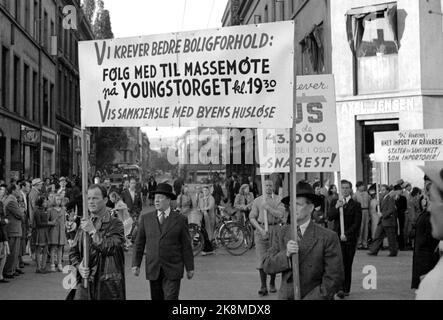 Oslo 19480609 Obdachlose demonstrieren gegen den Wohnungsbedarf in Oslo. Die Demonstration endete in einem Massentreffen in Youngstorget. Hier Demonstranten mit Plakaten im Demonstrationszug. Der Slogan lautet: "Wir brauchen bessere Wohnverhältnisse. Show Co-op mit den Obdachlosen.' Foto: NTB / NTB Stockfoto