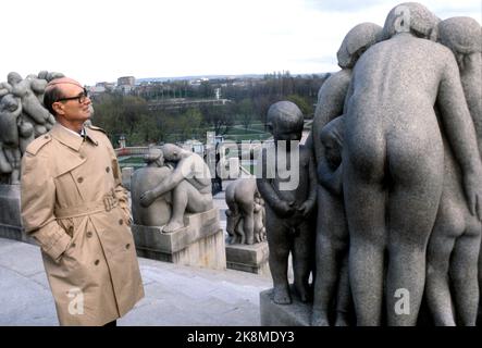 Oslo Mai 1978. Israels Außenminister Moshe Dyan besucht Norwegen. Hier besuchen Moshe Dyan Frogner Park und Vigelands Anlage den Monolith im Hintergrund. Foto: Erik Thorberg NTB / NTB Stockfoto