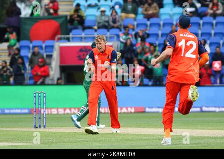 Hobart, Australien. 24. Oktober 2022. Der niederländische Cricket-Spieler Logan Van Beek (C) reagiert während des World Cup Cricket-Spiels T20 zwischen den Niederlanden und Bangladesch in der Blundstone Arena. Bangladesch gewann 9 Läufe (Foto: MD Manik/SOPA Images/Sipa USA) Quelle: SIPA USA/Alamy Live News Stockfoto