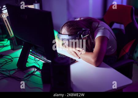 Junge schöne hispanische Frau Streamer betonte mit Computer im Spielzimmer Stockfoto