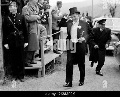 Asker 19530515. Am Hochzeitstag von Prinzessin Ragnhild fand eine große Volksfeier statt, und der Reeder Erling Lorentzen heiratete in der Asker Kirche. Hier kommt der Bräutigam spazieren und in die Kirche getäuscht, ohne dass es jemand entdeckt. Die Pressefotografen stehen passiv und sehen nicht, was passiert. Mit Mütze aus Seide. Foto: SV. A. Børretzen / Strom Stockfoto