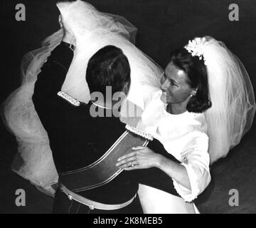 Oslo 19680829: Königliche norwegische Hochzeit: Kronprinz Harald bietet seine Sonja dem Brautwagen auf dem Schloss an. NTB-Archivfoto / ntb Stockfoto