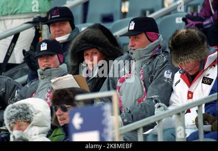 Kvitfjell 19940217. Olympische Winterspiele in Lillehammer. Alpin. Super G. Royal auf der Tribüne. Von H. Foto: Terje Bendiksby / NTB Stockfoto