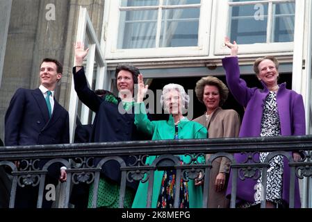 Kopenhagen 16. - 18. April 1990. Königin Margrethe von Dänemark ist 50 Jahre alt. Hier ist sie mit ihrer Familie auf dem Balkon, um die "Miniatur"-Ehrung zu erhalten. Aus V; Prinz Joachim, Prinzessin Bendikte, (Margrethe's Schwester), verwitwete Königin Ingrid, Ex-Königin Anne Marie von Griechenland (Schwester von Margrethe) und Königin Margrethe. Foto: NTB / NTB Stockfoto