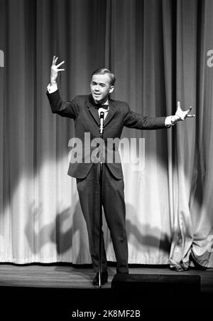 Der 1964 19-jährige Dag Frøland aus Oslo Nov. ist ein Multitalent. Der Revisionsstar, der seine eigenen Shows schreibt und performt, wird nun Auf Wiedersehen zum Revue-Leben sagen und sich auf medizinische Studien konzentrieren, wie ein Präsider für die Prüfung antritt. Hier Frøland er auf der Bühne des Chat Noir, wo er eine seiner eigenen Shows aufführt. Foto: Storløkken / Aktuell / NTB Stockfoto