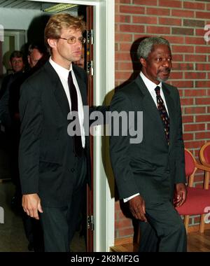 Oslo 19970904 UN-Generalsekretär Kofi Annan besucht Norwegen im Zusammenhang mit der intarnational Mining Conference. Hier Annan (Th) zusammen mit Staatssekretär Jan Egeland. Foto: Bjørn Sigurdsøn / NTB / NTB Stockfoto