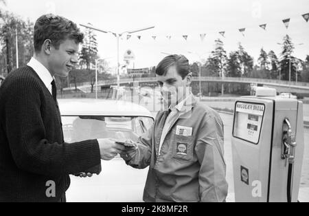 27.Mai 1967. Die Mineralölkonzerne kämpfen unter anderem um Kunden. Nutzung von kostenlosen Tickets für Kunden. Hier erhält ein Kunde ein Ticket an einer Shell-Station. Foto: Sverre A. Børretzen / Aktuell / NTB Stockfoto