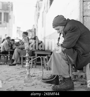 Israel March 1958 "am 14. Mai vor 10 Jahren wurde Israel zu einem unabhängigen Staat erklärt. Innerhalb weniger Stunden war der junge Staat mit seinen arabischen Nachbarn im Kampf um Leben und Tod, überlebte aber. Seitdem hat es mehr oder weniger Waffenstellung gegeben, und in diesen 10 Jahren wird eine neue Gesellschaft von der Erde aufgestampft. Mann mit Wasserrohr. Foto; Sverre A. Børretzen / Aktuell / NTB Stockfoto