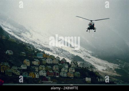 Odda 19930118: Stürme und Lawinen trafen im Januar 1993 in Norwegen auf Westnorwegen. Am härtesten getroffenen Odda in Hordaland. Auf dem Bild sehen wir, wie die Schneemassen mit allem auf ihrem Weg gefegt haben. Hier ist ein Helikopter über das große Brutgebiet. Foto: Jon Eeg Stockfoto