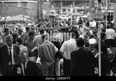 Oslo 28. Juni 1969. Karl Johansgate an einem heißen Sommertag in Oslo. Hier hinter dem Nationaltheater, wo es früher ein Freiluftrestaurant gab, das den Namen 'Pernille' trug. Foto: Per Ervik / Current / NTB Stockfoto