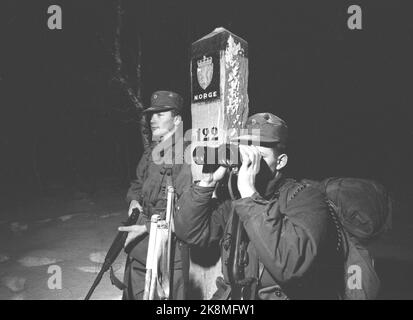 Grenze Jakobselv, Finmark Dezember 1962. Verteidigungsminister Gudmund Harlem soll an die Grenze zu Jakobselv mit Weihnachtsgeschenken für die Männer gehen, die über die Grenze zur Sowjetunion sprechen. Die Reise dauerte 5 Tage und wurde zu einer harten Reise mit Flugzeug, Auto, Boot und Pulk. Hier auf dem Grenzspiel Nr. 122 standen Kåre Bjørkli und Einar Johansen (mit Fernglas) und beobachteten, dass an der norwegisch-sowjetischen Grenze alles ruhig war. Die Patrouille hat immer eine tolle Verpackung. Das Wetter kann sie dazu zwingen, die Nacht unter freiem Himmel zu kippen. Foto: Ivar Aaserud Current / NTB Stockfoto