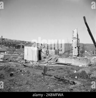 Die Kirkenes im Herbst 1945. Besuch des Kronprinzen; Kronprinz Olav reist nach dem Krieg durch Norwegen. (Hier die Zerstörung der Stadt; Krisenhäuser und Ruinen). Foto: Kjell Lynau / NTB Stockfoto