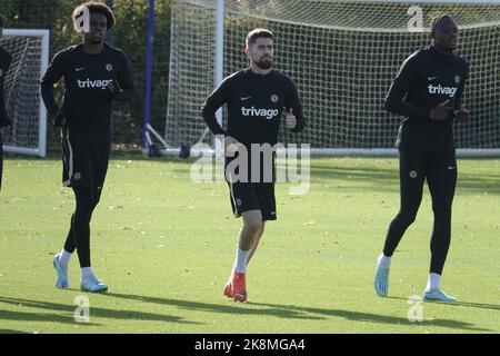 Cobham, Surrey, Großbritannien. 24. Oktober 2022. Chelsea Football Club-Spieler trainieren auf dem Gelände der clubsÕ Cobham Academy für ihr Champions-League-Spiel gegen den FC Salzburg morgen in Österreich hier: Credit: Motofoto/Alamy Live News Stockfoto