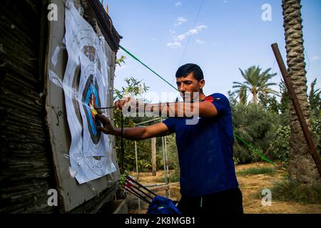 Gaza-Stadt, Gazastreifen, Palästina. 23. Oktober 2022. Gaza, Palästina. 23. Oktober 2022. Der Palästinenser Ahmed Jalal Al-Zahar, 38, ist ein Bogenschießsportler, der mit dem palästinensischen Bogenschießteam spielt. Al-Zahar, der in den letzten 7 Jahren Bogenschießen praktiziert, bereitet sich auf die Teilnahme am Asian Cup 2022 vor, das Turnier soll nun in den Vereinigten Arabischen Emiraten ausgetragen werden. Ahmed ist auch ein Handwerker, der seit mehreren Jahren Pfeil- und Bogensätze anstellt (Bildquelle: © Ahmad Hasaballah/IMAGESLIVE via ZUMA Press Wire) Stockfoto