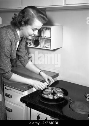 Oslo 19550209 'Mr. And Mrs. Lykke' Illustration Fotos zum Artikel über die glückliche Ehe, fotografiert von NTB im Februar 1955. Hier kocht Frau Lykke auf dem Herd. Foto: NTB / NTB das Modell heißt Ellinor Øygard, oft 'Bibba' genannt. Stockfoto