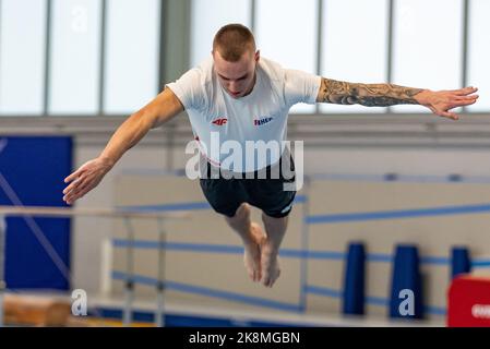 Der kroatische Turner Aurel Benovic zeigt sein Können vor der Pressekonferenz vor der 2022 Liverpool World Gymnastics Championships am 24. Oktober 2022 in Osiek, Kroatien. Foto: Davor Javorovic/PIXSELL Stockfoto