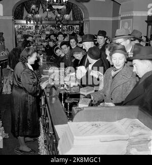 Moskau Russland 1955. Werna Gerhardsen und Einar Gerhardsen in Moskau an der Spitze einer norwegischen Delegation, um die Möglichkeiten für ein erweitertes Handelsabkommen zu diskutieren. Hier Gerhardsen (etwa in der Mitte des Bildes) auf einer Shoppingtour in Moskau. Foto: Aage Storløkken / Aktuell / NTB Stockfoto