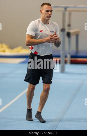 Der kroatische Turner Aurel Benovic zeigt sein Können vor der Pressekonferenz vor der 2022 Liverpool World Gymnastics Championships am 24. Oktober 2022 in Osiek, Kroatien. Foto: Davor Javorovic/PIXSELL Stockfoto