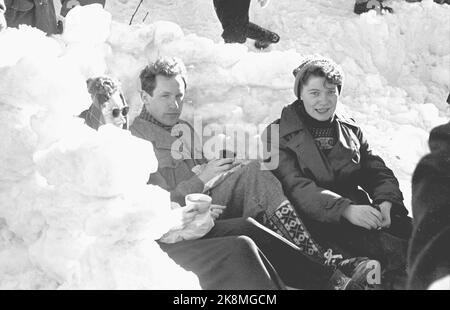 Holmenkollen, Oslo 19500318. Springen in Holmenkollbakken. Der Wind wehte das gesamte Holmenkollrennet weg, aber nach drei Stunden Verschiebung beruhigte er sich. 90.000 Zuschauer waren auf den Tribünen und in Sletta anwesend. Im Schutz der windschützenden Schneewände brachten diese drei Sonne und sie das Nest. Foto: Sverre A. Børretzen / Aktuell / NTB Stockfoto