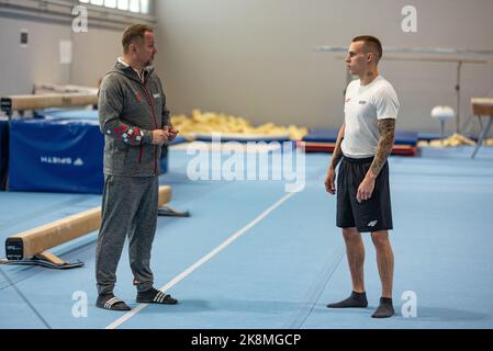 Der kroatische Turner Aurel Benovic zeigt sein Können vor der Pressekonferenz vor der 2022 Liverpool World Gymnastics Championships am 24. Oktober 2022 in Osiek, Kroatien. Foto: Davor Javorovic/PIXSELL Stockfoto