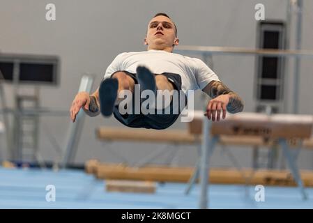 Der kroatische Turner Aurel Benovic zeigt sein Können vor der Pressekonferenz vor der 2022 Liverpool World Gymnastics Championships am 24. Oktober 2022 in Osiek, Kroatien. Foto: Davor Javorovic/PIXSELL Stockfoto