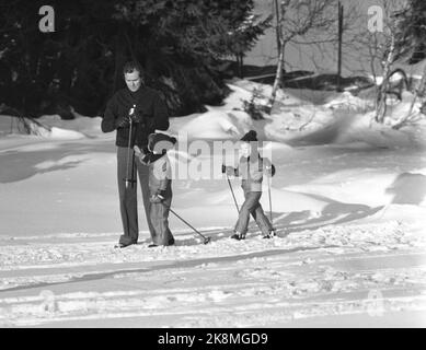 Gausdal Februar 1973. Königin Margrethe von Dänemark hat ihren 3-tägigen offiziellen Besuch in Oslo um eine Woche Winterurlaub in Gausdal in der Kabine eines Reeders erweitert. Sie hat mit der Familie Prinz Gemalen Prinz Henrik und die beiden Kinder Prinz Frederik und Prinz Joachim geerbt. Hier Prinz Henrik, der sich um die Kinder kümmert. Foto: Ivar Aaserud / Aktuell / NTB Stockfoto