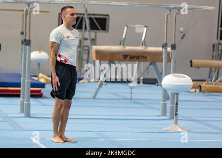 Der kroatische Turner Aurel Benovic zeigt sein Können vor der Pressekonferenz vor der 2022 Liverpool World Gymnastics Championships am 24. Oktober 2022 in Osiek, Kroatien. Foto: Davor Javorovic/PIXSELL Stockfoto