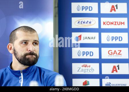 Der kroatische Handballspieler Zeljko Musa spricht während einer Pressekonferenz vor dem EHF Champions League Spiel gegen Wisla Plock SSA am 24. Oktober 2022 in der Kutija Sibica Hall in Zagreb, Kroatien. Foto: Igor Kralj/PIXSELL Stockfoto