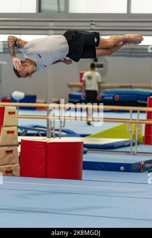 Der kroatische Turner Aurel Benovic zeigt sein Können vor der Pressekonferenz vor der 2022 Liverpool World Gymnastics Championships am 24. Oktober 2022 in Osiek, Kroatien. Foto: Davor Javorovic/PIXSELL Stockfoto