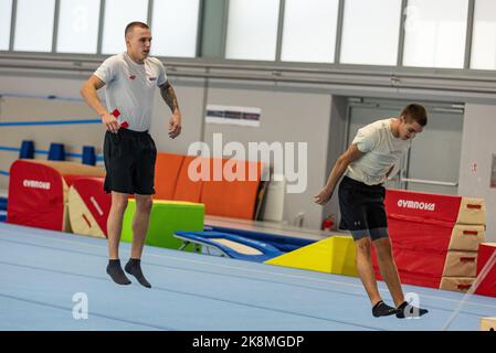 Der kroatische Turner Aurel Benovic zeigt sein Können vor der Pressekonferenz vor der 2022 Liverpool World Gymnastics Championships am 24. Oktober 2022 in Osiek, Kroatien. Foto: Davor Javorovic/PIXSELL Stockfoto